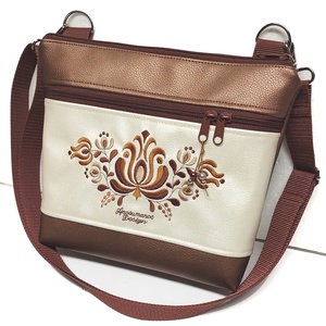 Bella crossbody oldaltáska 28x24cm - Hímzett Matyó mintás Hungarian Folkart28 bronz pezsgő - táska & tok - kézitáska & válltáska - vállon átvethető táska - Meska.hu