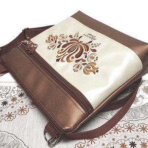 Bella crossbody oldaltáska 28x24cm - Hímzett Matyó mintás Hungarian Folkart28 bronz pezsgő - táska & tok - kézitáska & válltáska - vállon átvethető táska - Meska.hu