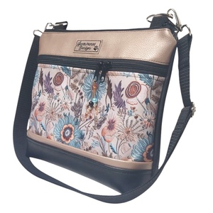 Bella crossbody oldaltáska 28x24cm - Réti virágok fekete-gyöngyházpúder - táska & tok - kézitáska & válltáska - vállon átvethető táska - Meska.hu