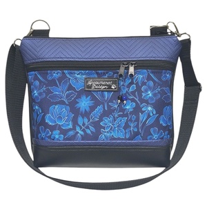 Bella crossbody oldaltáska 28x24cm - Éjjeli virágok fekete-kék - Meska.hu
