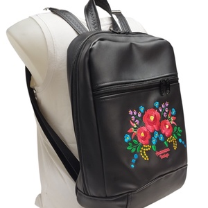 Noelle XL hátizsák - Hímzett Kalocsai virágos Hungarian Folkart08 Fekete alapon 38x32x13 - táska & tok - hátizsák - hátizsák - Meska.hu