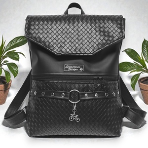 Elegáns szegecselt vadócka - Bőrpántos fedélrészes pakolós Liza hátizsák 4 zsebbel 36x30x8cm - táska & tok - hátizsák - hátizsák - Meska.hu