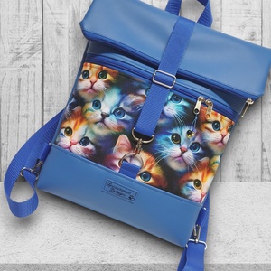 Szivárvány cicák kék alapon - Roll Up Maxi dupla pántos hátizsák sok zsebbel - táska & tok - hátizsák - roll top hátizsák - Meska.hu