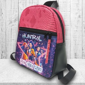 HUNTR/X-Huntrix K-pop démonvadászok DORINA-M hátizsák fekete-pink 29x24x10 - táska & tok - hátizsák - hátizsák - Meska.hu