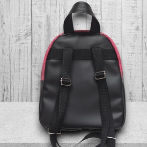 HUNTR/X-Huntrix K-pop démonvadászok DORINA-M hátizsák fekete-pink 29x24x10 - táska & tok - hátizsák - hátizsák - Meska.hu