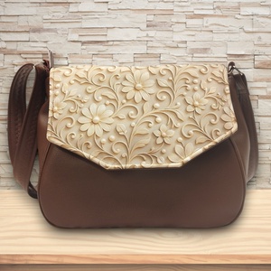 TERESA Fedélrészes oldaltáska Kakaóbarna arany virágos fedélrésszel - táska & tok - kézitáska & válltáska - vállon átvethető táska - Meska.hu