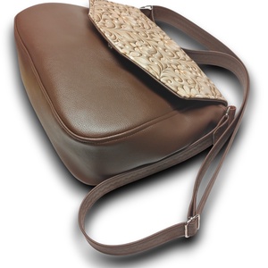 TERESA Fedélrészes oldaltáska Kakaóbarna arany virágos fedélrésszel - táska & tok - kézitáska & válltáska - vállon átvethető táska - Meska.hu