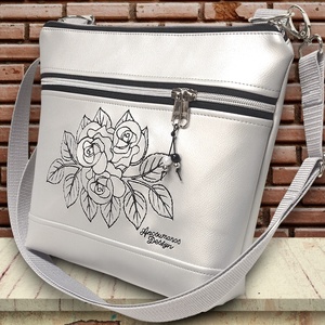 Bella crossbody oldaltáska 28x24cm - Hímzett rózsák ezüst alapon - táska & tok - kézitáska & válltáska - vállon átvethető táska - Meska.hu