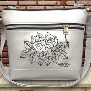 Bella crossbody oldaltáska 28x24cm - Hímzett rózsák ezüst alapon, Táska & Tok, Kézitáska & válltáska, Vállon átvethető táska, Varrás, Hímzés, Közepes méretű,kényelmes táska textilbőrből.
Elejét gépi hímzés díszíti.

Elején van egy nagyméretű..., MESKA