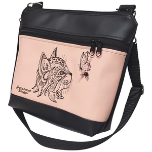 Bella crossbody oldaltáska 28x24cm - Hímzett cica pillangóval fekete-rose - táska & tok - kézitáska & válltáska - vállon átvethető táska - Meska.hu