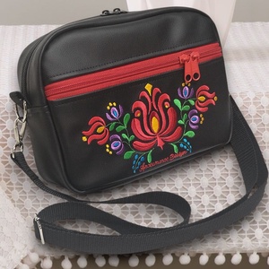 Hímzett Matyó virágos Helena crossbody oldaltáska övtáska 22x17x7cm - Fekete alapon Hungarian Folkart28 - táska & tok - kézitáska & válltáska - vállon átvethető táska - Meska.hu