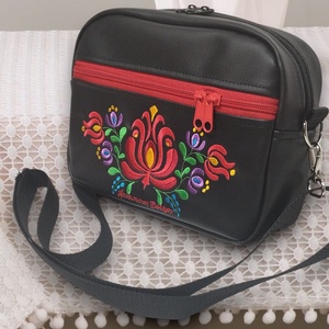 Hímzett Matyó virágos Helena crossbody oldaltáska övtáska 22x17x7cm - Fekete alapon Hungarian Folkart28 - táska & tok - kézitáska & válltáska - vállon átvethető táska - Meska.hu
