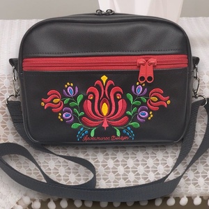 Hímzett Matyó virágos Helena crossbody oldaltáska övtáska 22x17x7cm - Fekete alapon Hungarian Folkart28 - Meska.hu