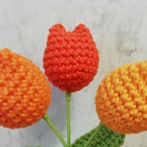 Horgolt tulipán kaspóban - otthon & életmód - dekoráció - asztal és polc dekoráció - asztaldísz - Meska.hu
