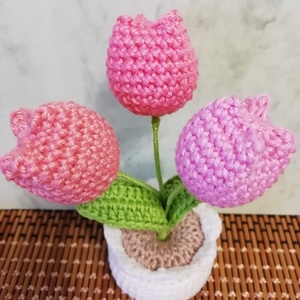Horgolt tulipáncsokor kaspóban - otthon & életmód - dekoráció - asztal és polc dekoráció - asztaldísz - Meska.hu