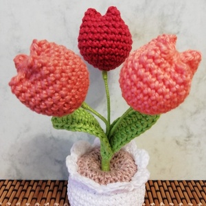 Horgolt tulipáncsokor kaspóban - Meska.hu