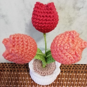 Horgolt tulipáncsokor kaspóban - otthon & életmód - dekoráció - asztal és polc dekoráció - asztaldísz - Meska.hu