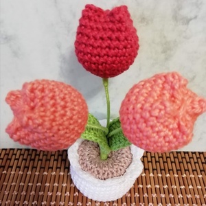 Horgolt tulipáncsokor kaspóban - otthon & életmód - virágdekoráció - virágdíszek - virágdísz kaspóban - Meska.hu