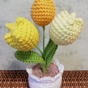 Horgolt tulipáncsokor kaspóban - otthon & életmód - virágdekoráció - virágdíszek - virágdísz kaspóban - Meska.hu