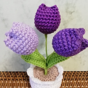 Horgolt tulipáncsokor kaspóban - otthon & életmód - virágdekoráció - virágdíszek - virágdísz kaspóban - Meska.hu