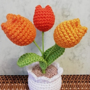 Horgolt tulipáncsokor kaspóban - Meska.hu