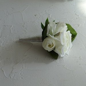 Vőlegény kitűző hófehér virágból., Esküvő, Kiegészítők, Kitűző, Virágkötés, MESKA