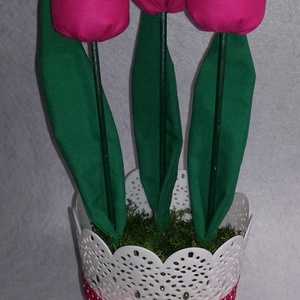 Textil tulipán műanyag kaspóba, akár egyedi táblával, Otthon & Életmód, Virágdekoráció, Virágdíszek, Virágdísz kaspóban, Virágkötés, MESKA