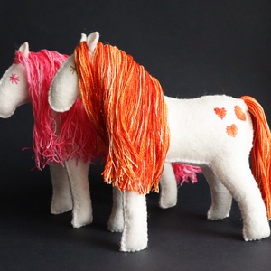 Sugár és Alkony, mesebeli lovacskák a varázserdőből - játék & sport - plüssállat & játékfigura - ló - Meska.hu