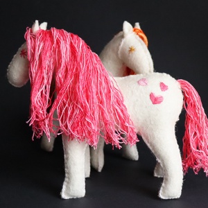 Sugár és Alkony, mesebeli lovacskák a varázserdőből - játék & sport - plüssállat & játékfigura - ló - Meska.hu