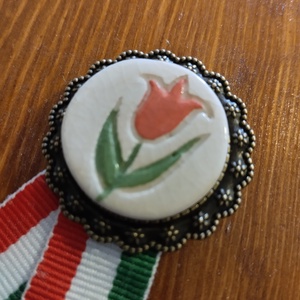 Kerámia kokárda - ékszer - kitűző és bross - Meska.hu