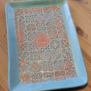 Szögletes kínáló tál , Otthon & Életmód, Konyhafelszerelés, tálalás, Tálalás, Kínálótál, Kerámia, Vörös agyagból készült, türkiz zöld, matt mázas, nyomott mintás elegáns kínáló. Hossza 28,5 cm, szé..., MESKA