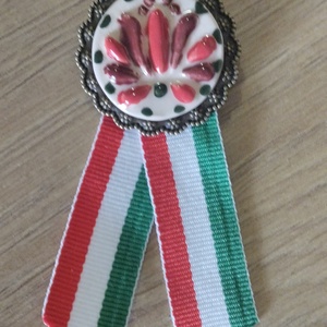 Kerámia kokárda - ékszer - kitűző és bross - Meska.hu