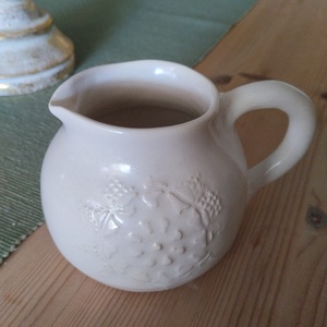 Tejkiöntő, kancsó , Kellékek & szerszámok, Dekorációs kellékek, Egyéb kellékek, Kerámia, Fehér agyagból készült, kagylófehér mázas, csipkemintás tejkiöntő. Magassága 8 cm, átmérője 10 cm (..., MESKA
