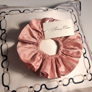 Andrassy Couture hernyóselyem santung hajgumi - ruha & divat - hajdísz & hajcsat - hajgumi - Meska.hu