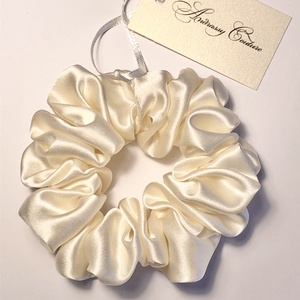 Andrassy Couture vajszínű hernyóselyem hajgumi - ruha & divat - hajdísz & hajcsat - hajgumi - Meska.hu