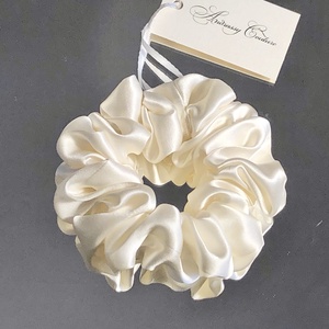 Andrassy Couture vajszínű hernyóselyem hajgumi - ruha & divat - hajdísz & hajcsat - hajgumi - Meska.hu