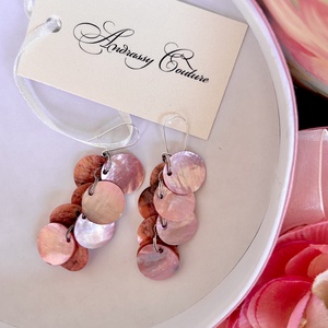 Andrassy Couture rózsaszín kagyló fülbevaló , Ékszer, Fülbevaló, Lógó fülbevaló, Ékszerkészítés, MESKA