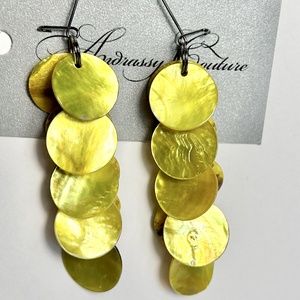 Andrassy Couture neonzöld kagyló fülbevaló , Ékszer, Fülbevaló, Lógó fülbevaló, Ékszerkészítés, MESKA