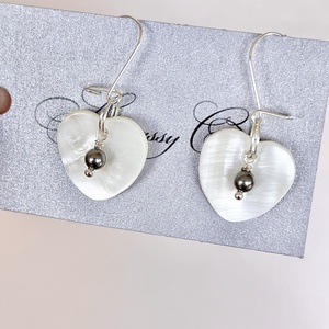 Andrassy Couture szivecske kagyló és Swarovski fülbevaló  - ékszer - fülbevaló - lógó fülbevaló - Meska.hu
