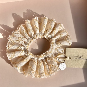 Andrassy Couture pamut csipke hajgumi logós bilétával - ruha & divat - hajdísz & hajcsat - hajgumi - Meska.hu
