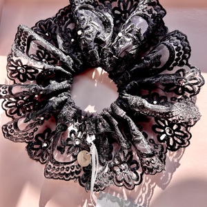 Andrassy Couture fekete csipke hajgumi Swarovski kristállyal díszítve  - Meska.hu