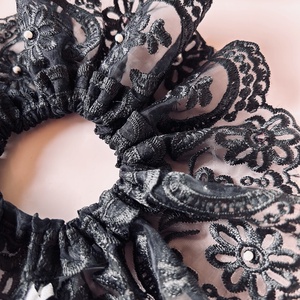 Andrassy Couture fekete csipke hajgumi Swarovski kristállyal díszítve  - ruha & divat - hajdísz & hajcsat - hajgumi - Meska.hu
