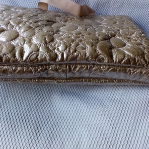 Arany színű steppelt laptoptáska+ajándék neszi - táska & tok - laptoptáska, laptop hátizsák - Meska.hu Arany színű steppelt laptoptáska+ajándék neszi - táska & tok - laptoptáska, laptop hátizsák - Meska.hu