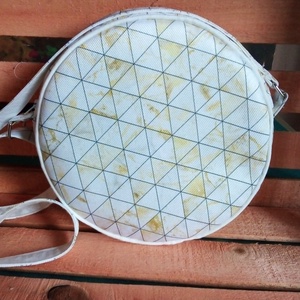 Fehér-arany mintás  kerek táska. - táska & tok - kézitáska & válltáska - vállon átvethető táska - Meska.hu