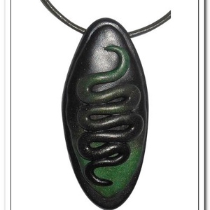 Zöld- fekete kígyóvonallal díszített medál, Ékszer, Nyaklánc, Medálos nyaklánc, Gyurma, Ékszerkészítés, MESKA