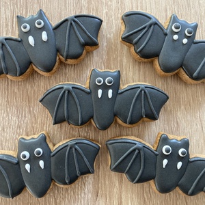 Halloweeni denevérek, Élelmiszer, Gasztro ajándékcsomag, Mézeskalácssütés, Mindenmás, Halloweeni denevérek mézeskalácsból,5 cm,celofán csomagolással.

Az elkészitési idő a szállitási id..., MESKA