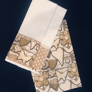 Kötény szivecske - virágok bézs színű mintával  - otthon & életmód - konyhafelszerelés, tálalás - konyhai textil - kötény - Meska.hu