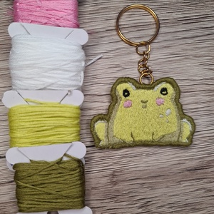 Cuki béka hímzett kulcstartó - kézzel hímzett - béka - egyedi kulcstartó - breki - békás - embroidery - hímzés - aranyos - táska & tok - kulcstartó & táskadísz - kulcstartó - Meska.hu