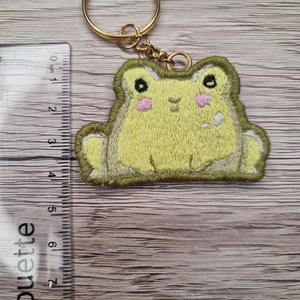 Cuki béka hímzett kulcstartó - kézzel hímzett - béka - egyedi kulcstartó - breki - békás - embroidery - hímzés - aranyos - táska & tok - kulcstartó & táskadísz - kulcstartó - Meska.hu