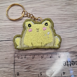 Cuki béka hímzett kulcstartó - kézzel hímzett - béka - egyedi kulcstartó - breki - békás - embroidery - hímzés - aranyos - táska & tok - kulcstartó & táskadísz - kulcstartó - Meska.hu
